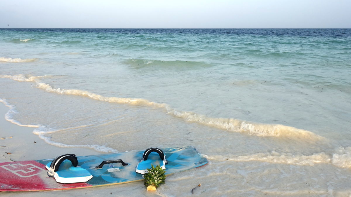 Kitesurfbreet mit Ananas am Strand von Kenia