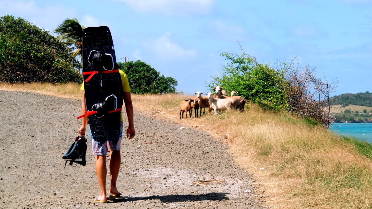 Gunnar mit Kiteboard auf Martinique