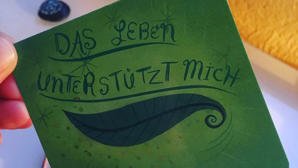 Suche dir kleine Rituale der Achtsamkeit und ziehe zum Beispiel eine Karte mit einem schönen Sinnspruch wie diesem: Das Leben unterstützt mich.