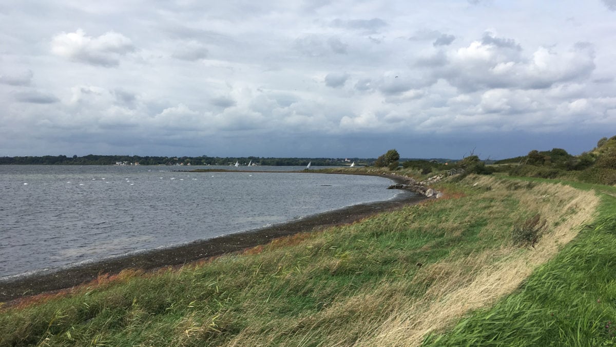 In der Bucht an der Grenze zwischen Dänemark und Glücksburg kann man wunderbar spazieren gehen und sich in Achtsamkeit üben.