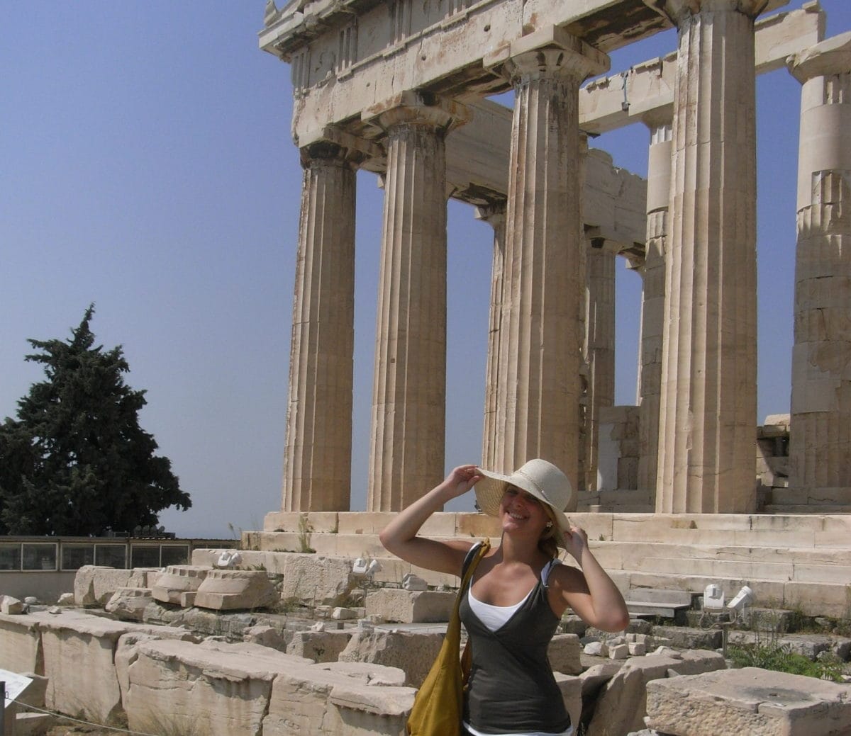 Julia vor der Akropolis in Athen