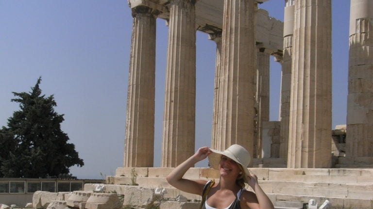 Julia vor der Akropolis in Athen