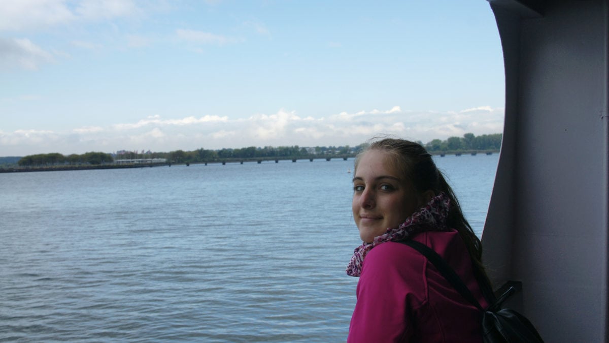 Julia auf der Fähre nach Liberty Island