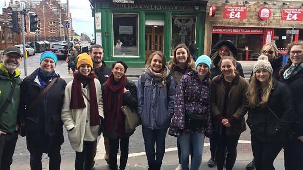 Julia mit der Walking Tour Gruppe in Edinburgh