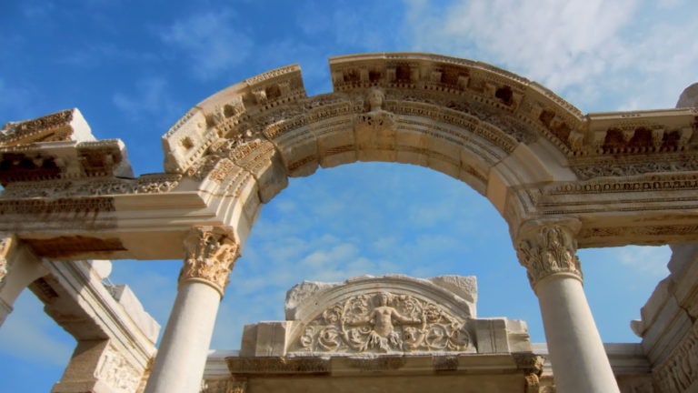 Ein Torbogen in der antiken Stätte Ephesos in der Türkei