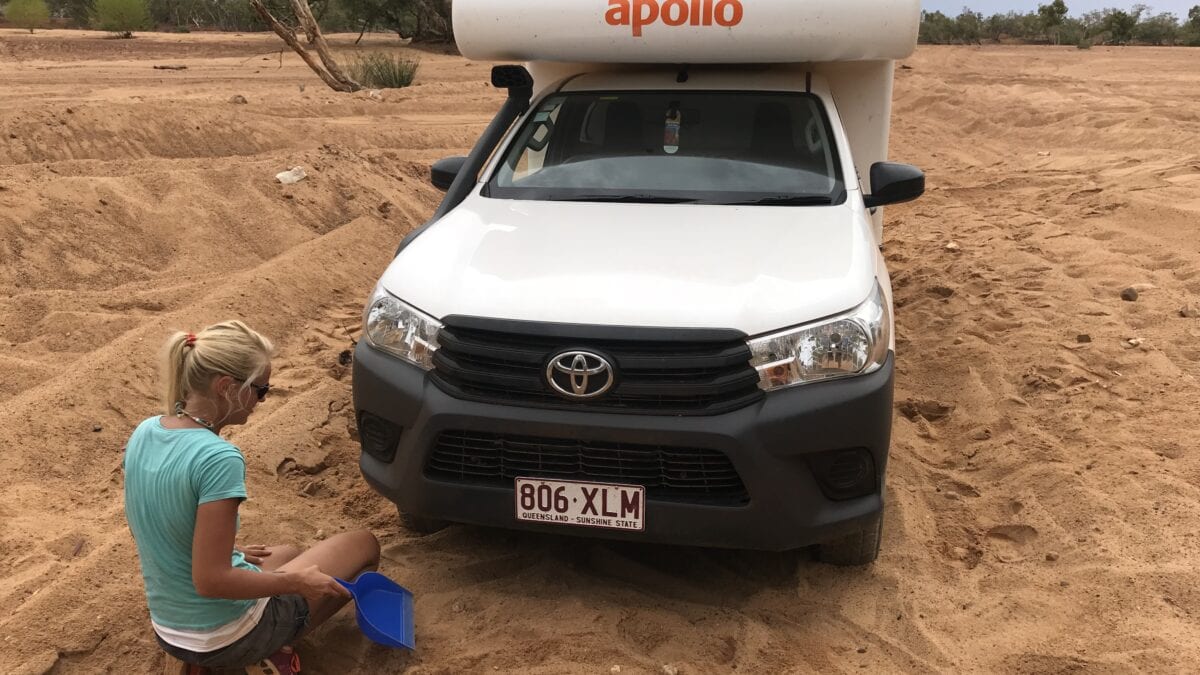 Freischaufeln mit dem Handfeger im Gascoyne River in Australien