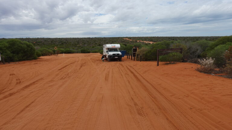 Off-Road-Gebiet in Westaustralien: Reifendruck ablassen