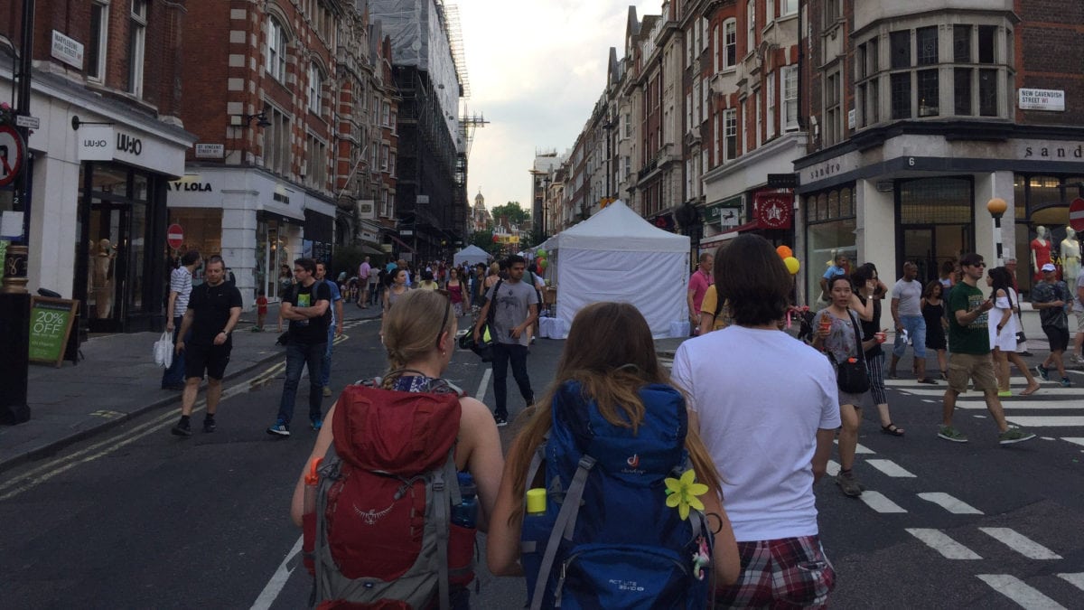 Backpacker in der Gruppe in London