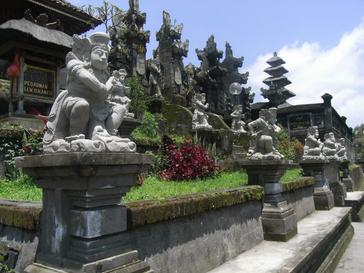 Statuen am Muttertempel auf Bali