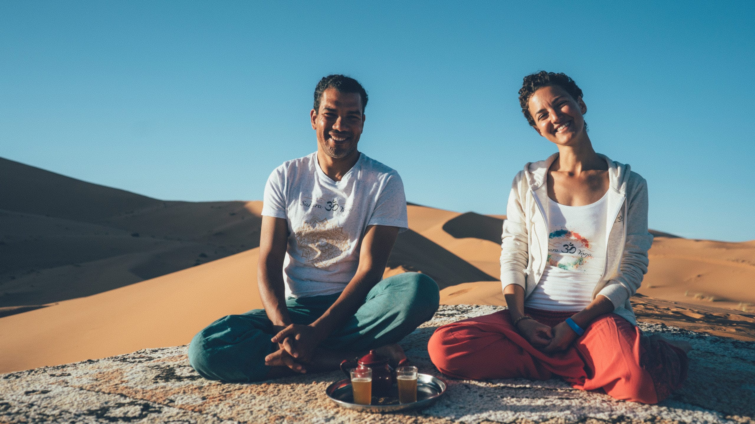 Barak und Ayla in der Sahara auf einer Düne