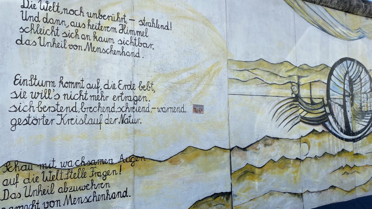 Die East Side Gallery zeigt Kunstwerke auf Überresten der Berliner Mauer