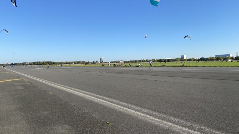 Kitesurfer auf dem Tempelhofer Feld in Berlin