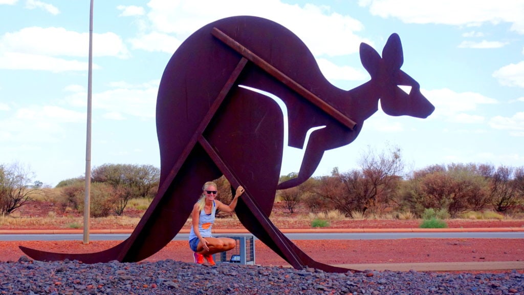Birte mit Känguru in Australien