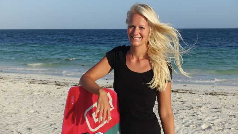 Birte mit Kiteboard in Kenia