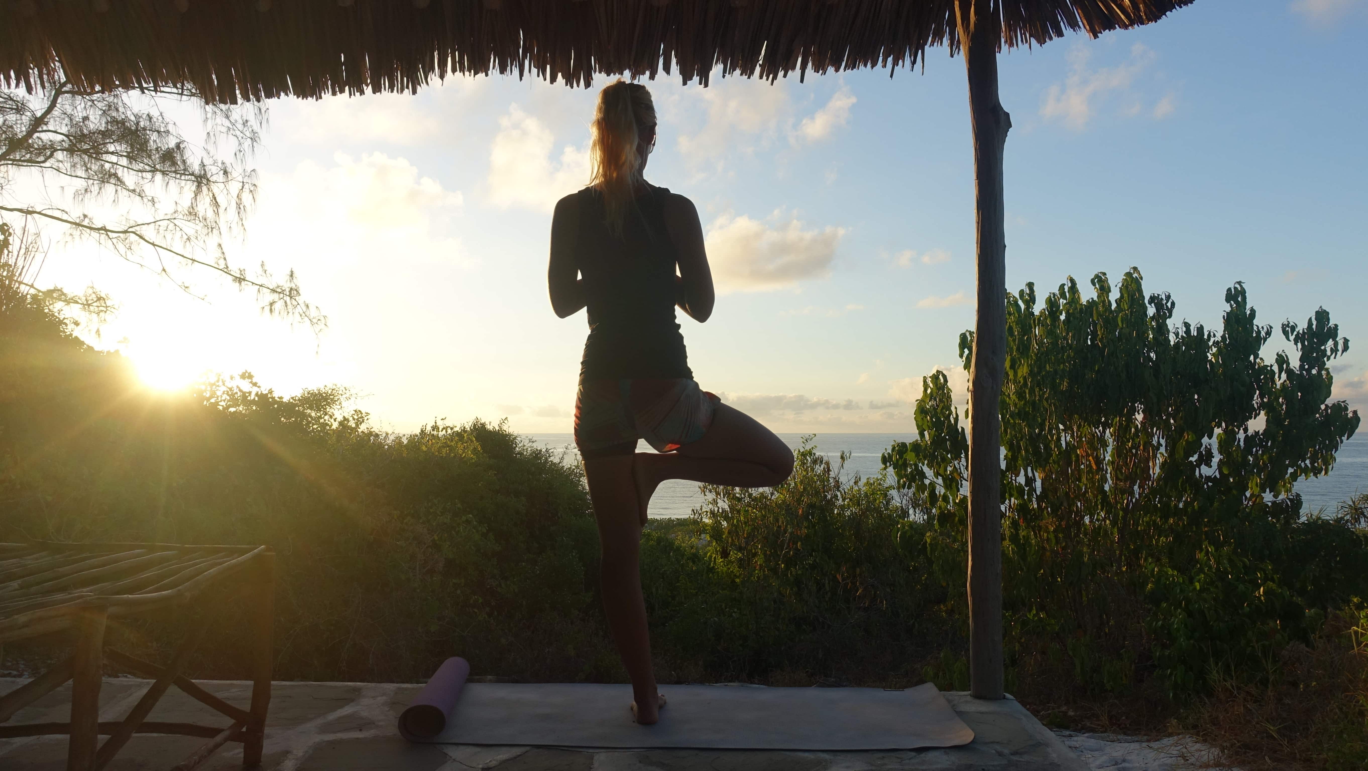 Birte beim Yoga in Kenia