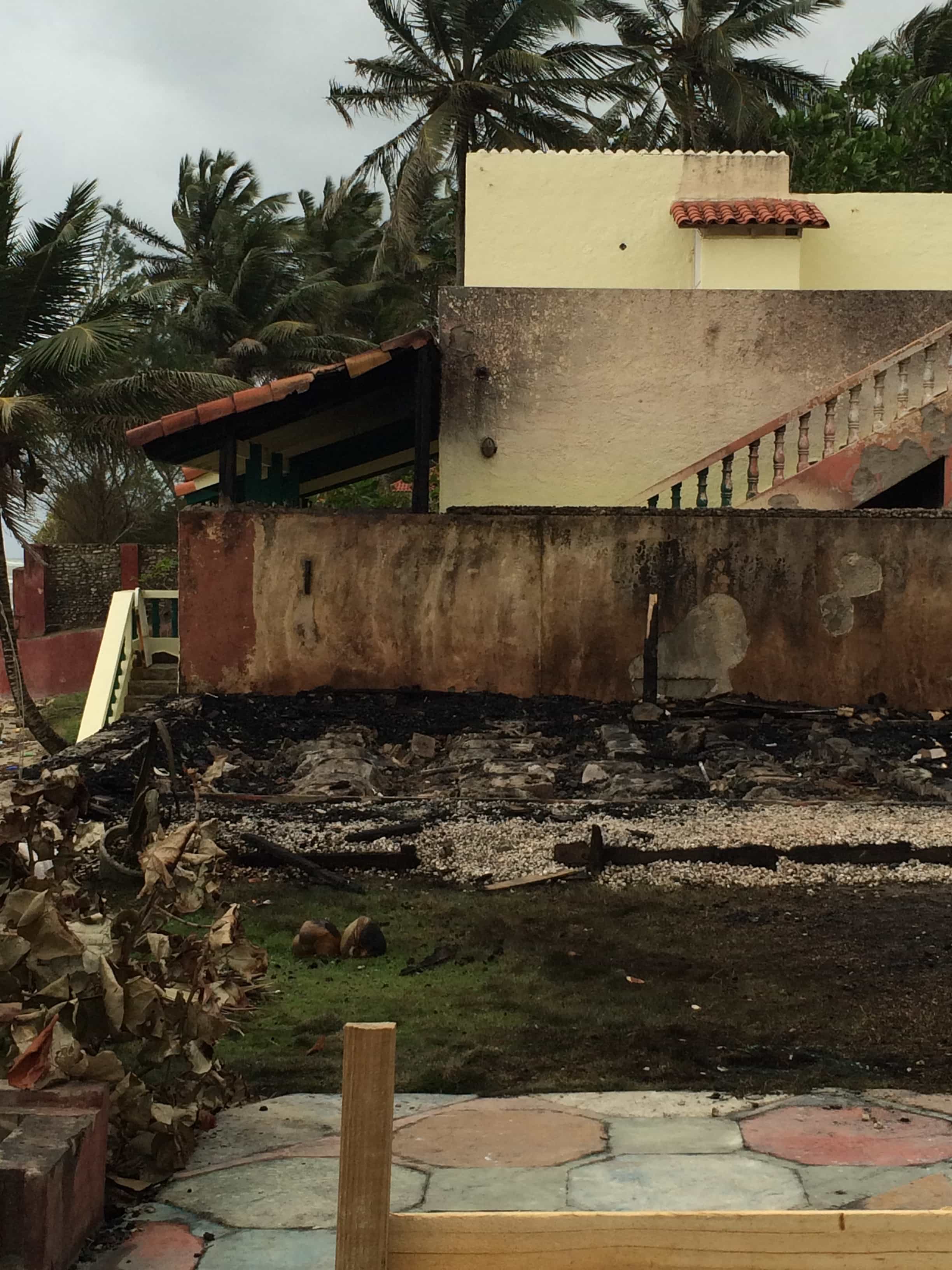 Die Überreste des Cabarete Beach Hostels nach dem Feuer