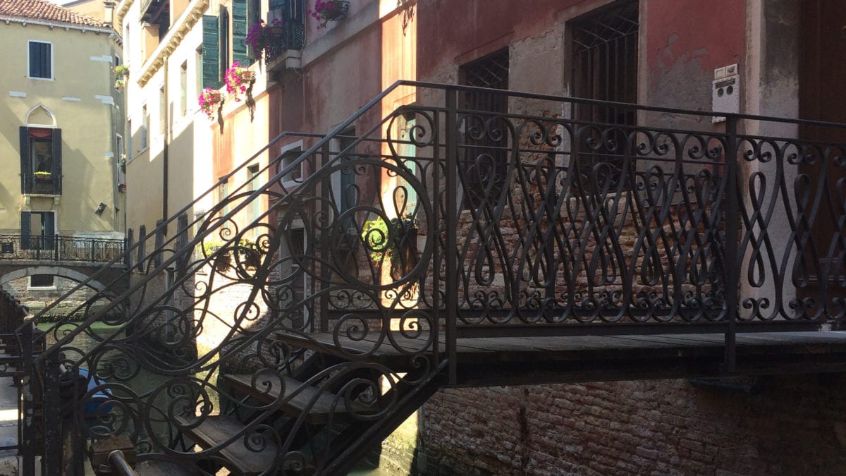 Eine Brücke aus Eisen in Venedig