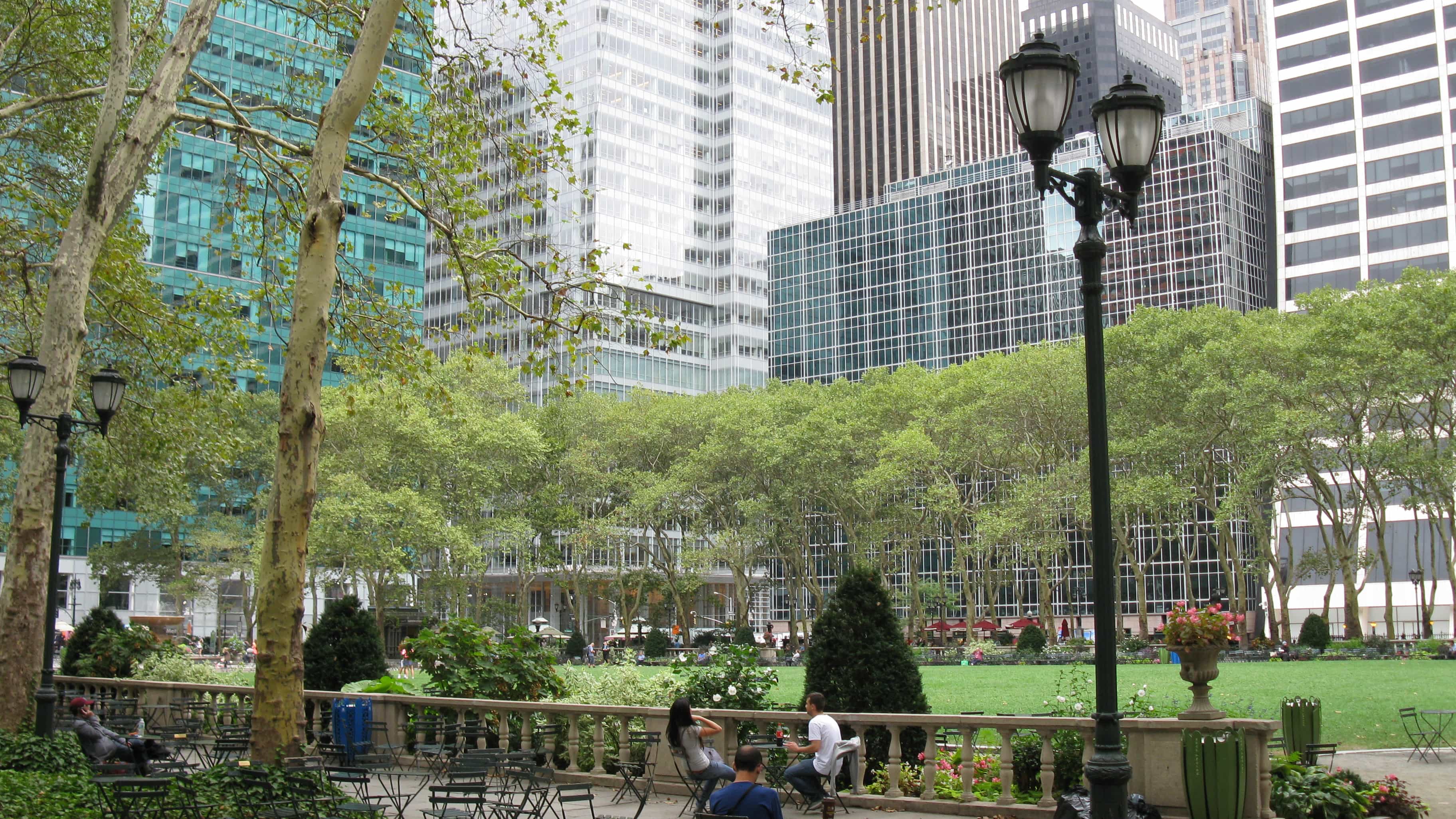 Im Zentrum von New York City liegt der Bryant Park