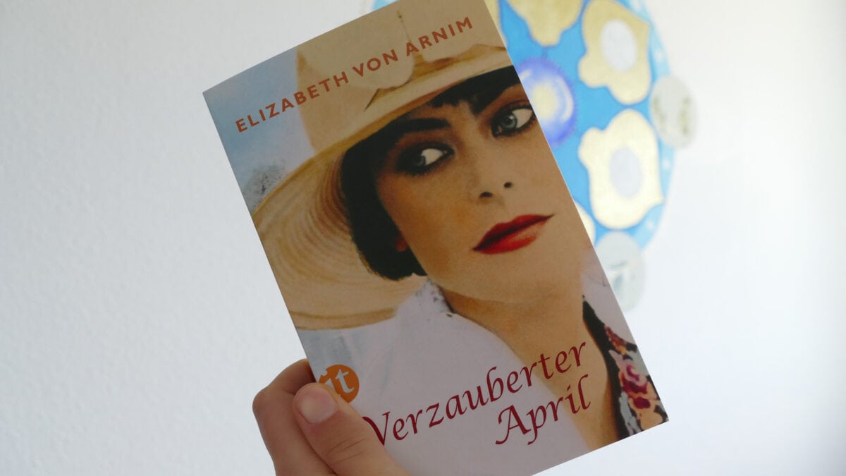 Ein herrlicher Klassiker: Verzauberter April von Elizabeth von Arnim verzaubert vor der italienischen Kulisse der 1920er.