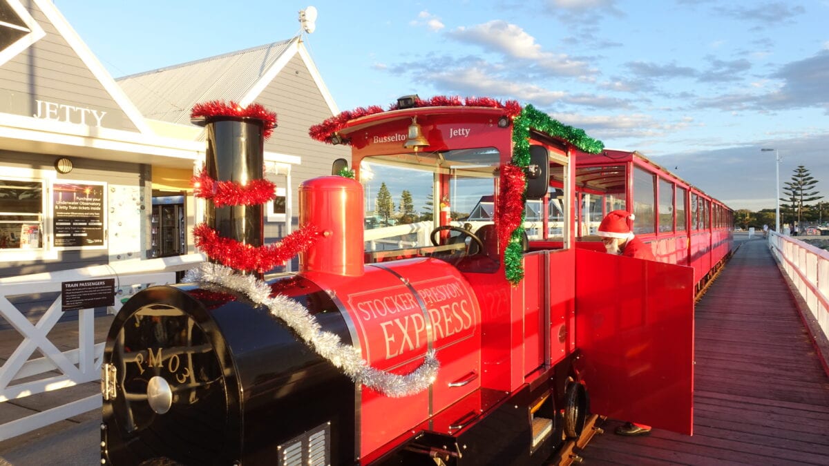 Weihnachtsmann am Busselton Jetty Express in Australien