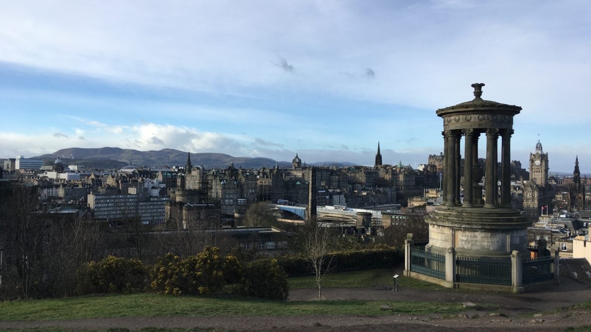 Das Dugald Stewart Monument auf dem Calton Hill in Edinburgh