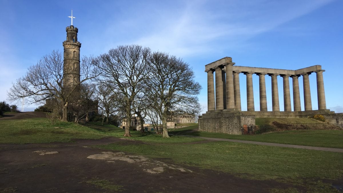 Das National Monument auf dem Calton Hill in Edinburgh