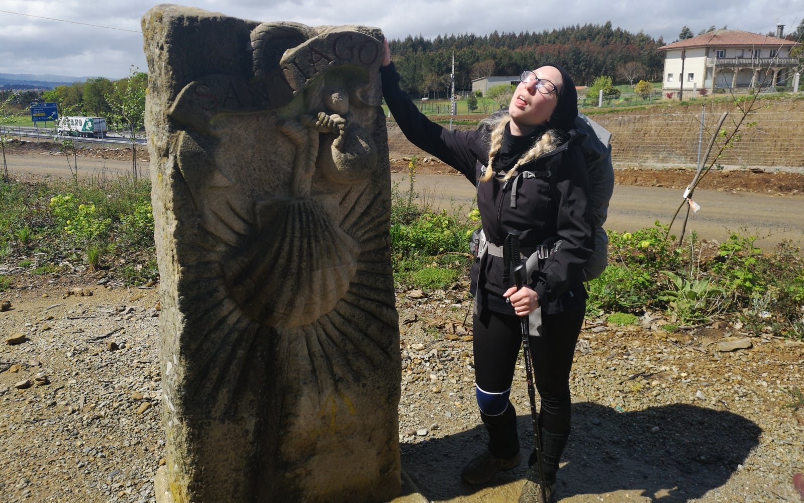 Wir erreichen endlich nach der größten Anstrengung der letzten Tage den 10-Kilometer-Stein direkt vor dem Flughafen von Santiago de Compostela.