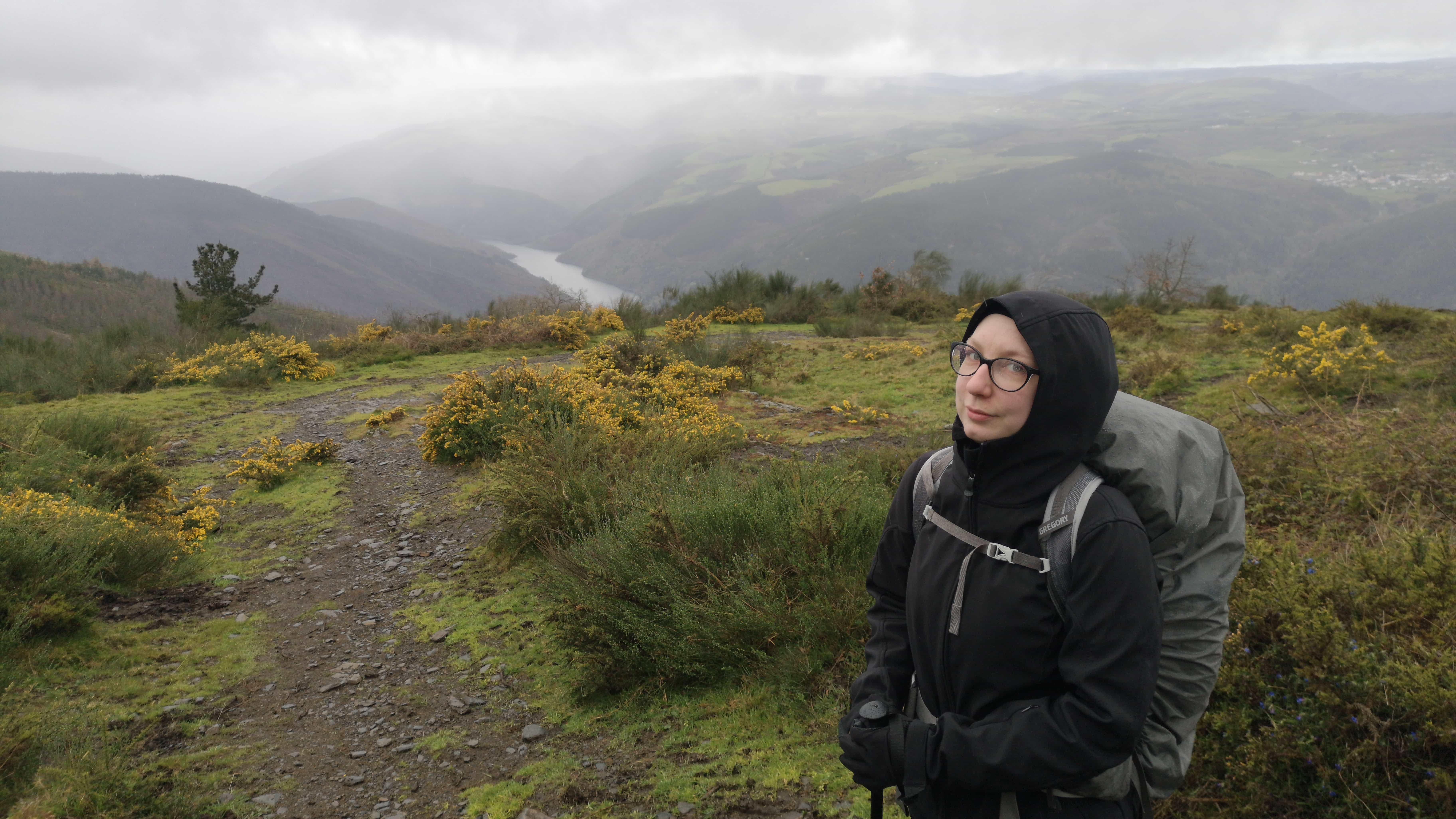 Esther genießt die Aussicht auf dem Camino Primitivo.