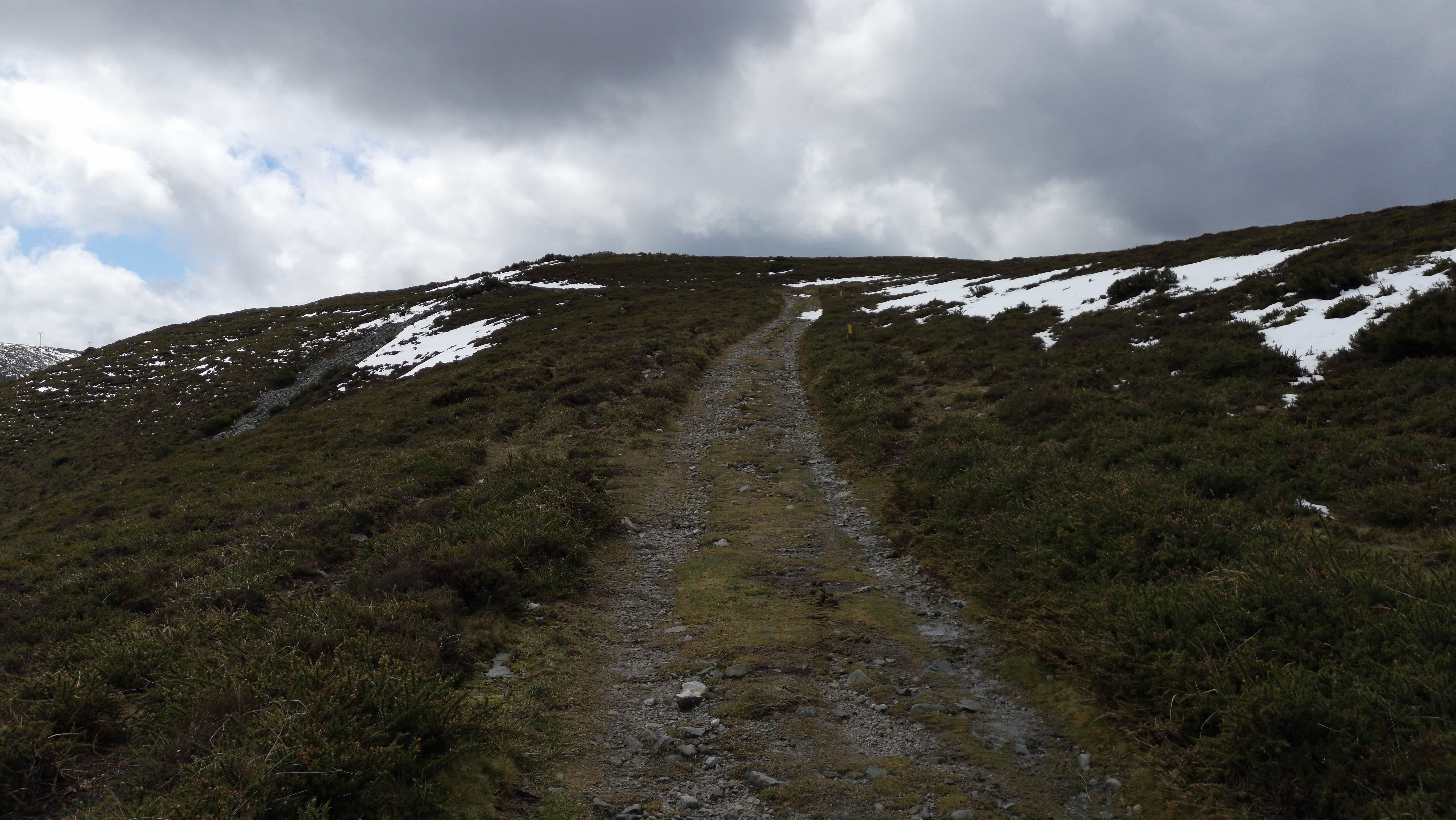 Oben auf dem Camino Primitivo liegt noch Schnee