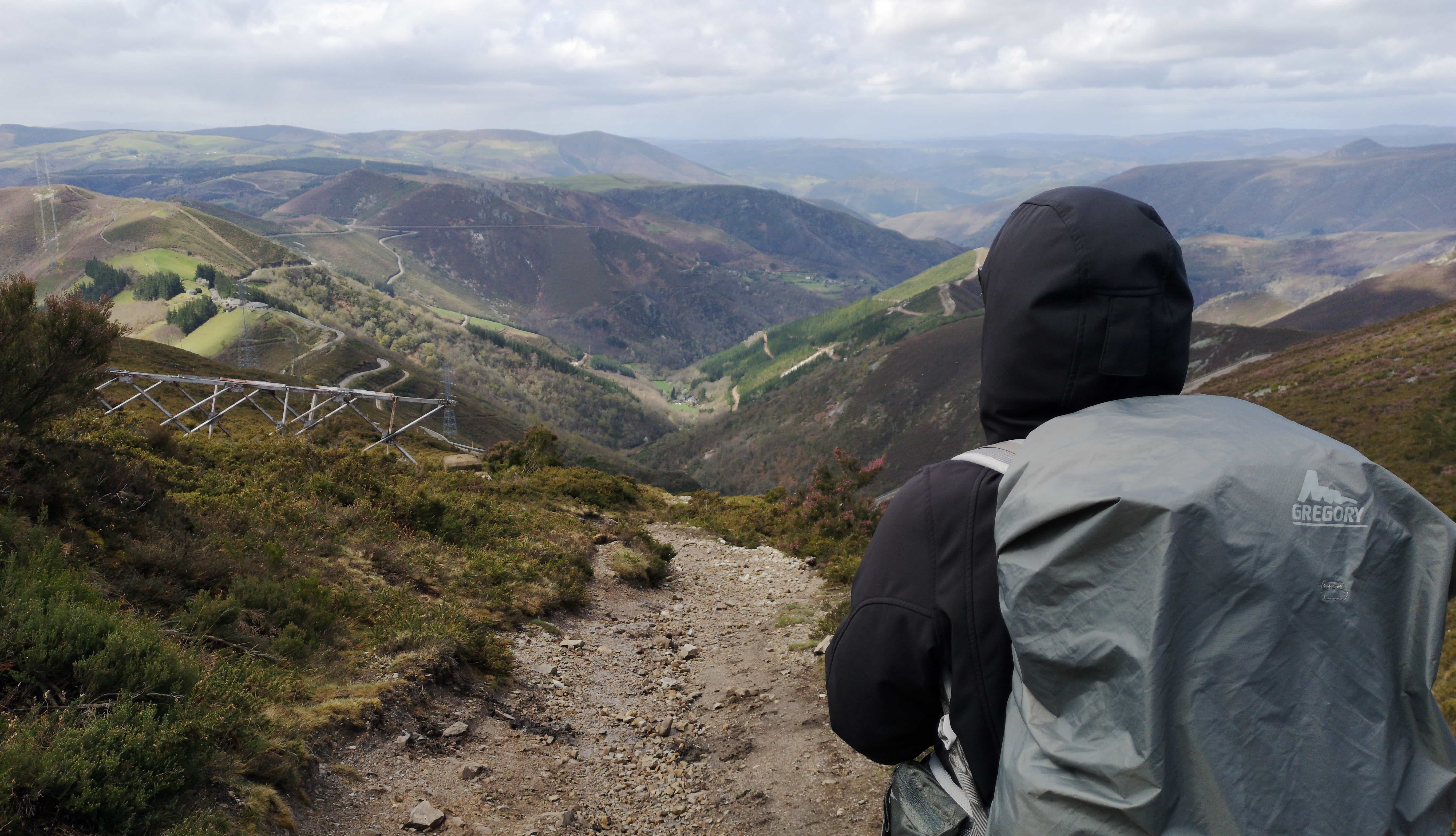 Esther auf dem Weg nach unten auf dem Camino Primitivo