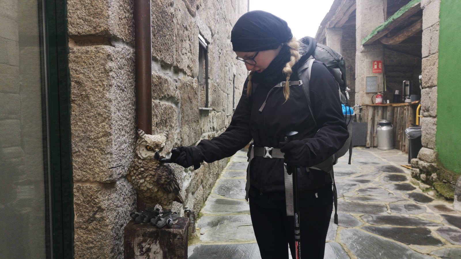 Heute kommen wir auf dem Camino Primitivo an allerlei Besonderheiten vorbei, unter anderem einer Eulen-Statue.