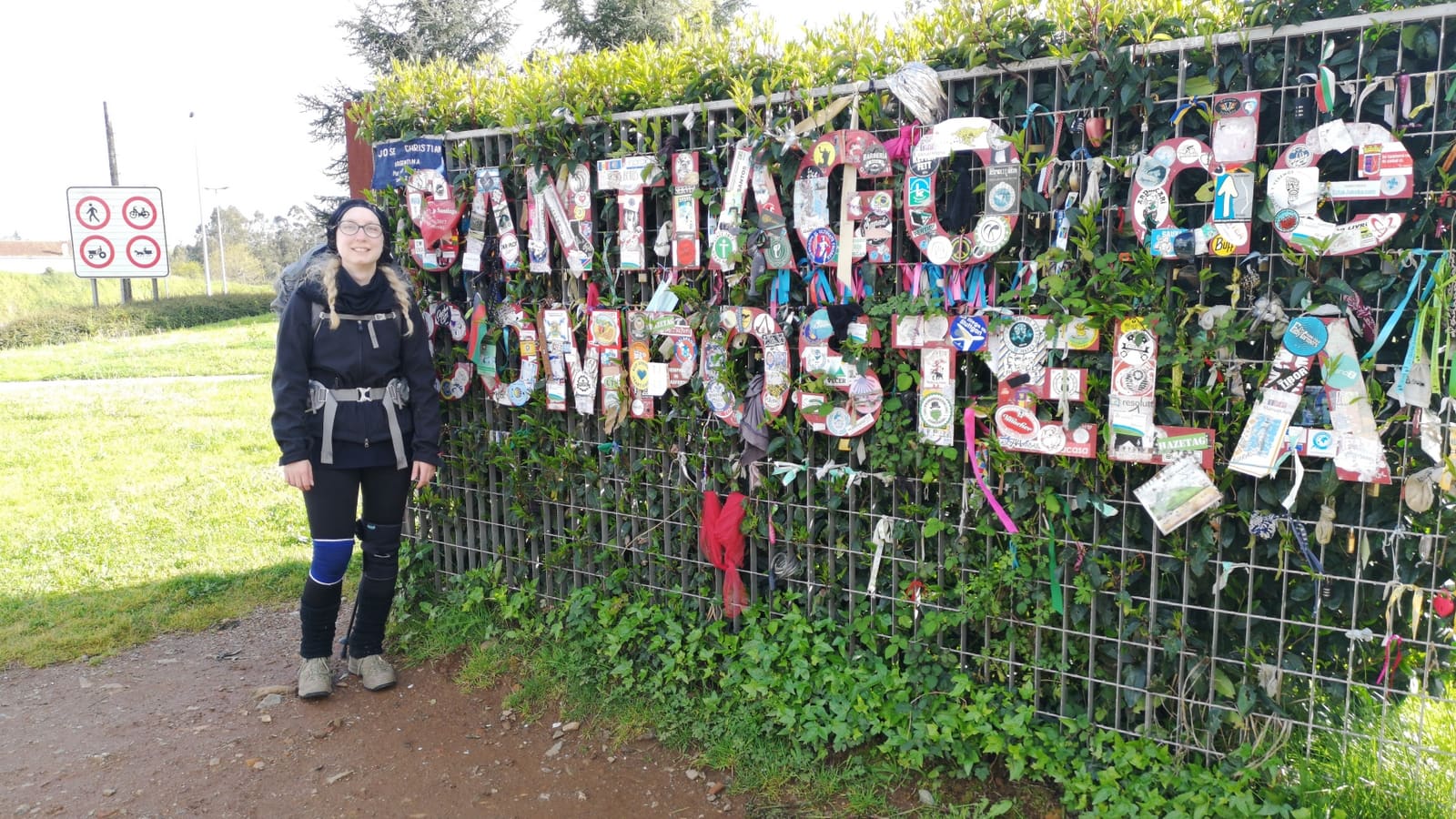 Wir laufen in einem Bogen um die Stadt herum und hinab an die Straße, kommen schließlich an das symbolische „Santiago de Camino“-Schild und hinterlassen einen symbolischen Sticker.