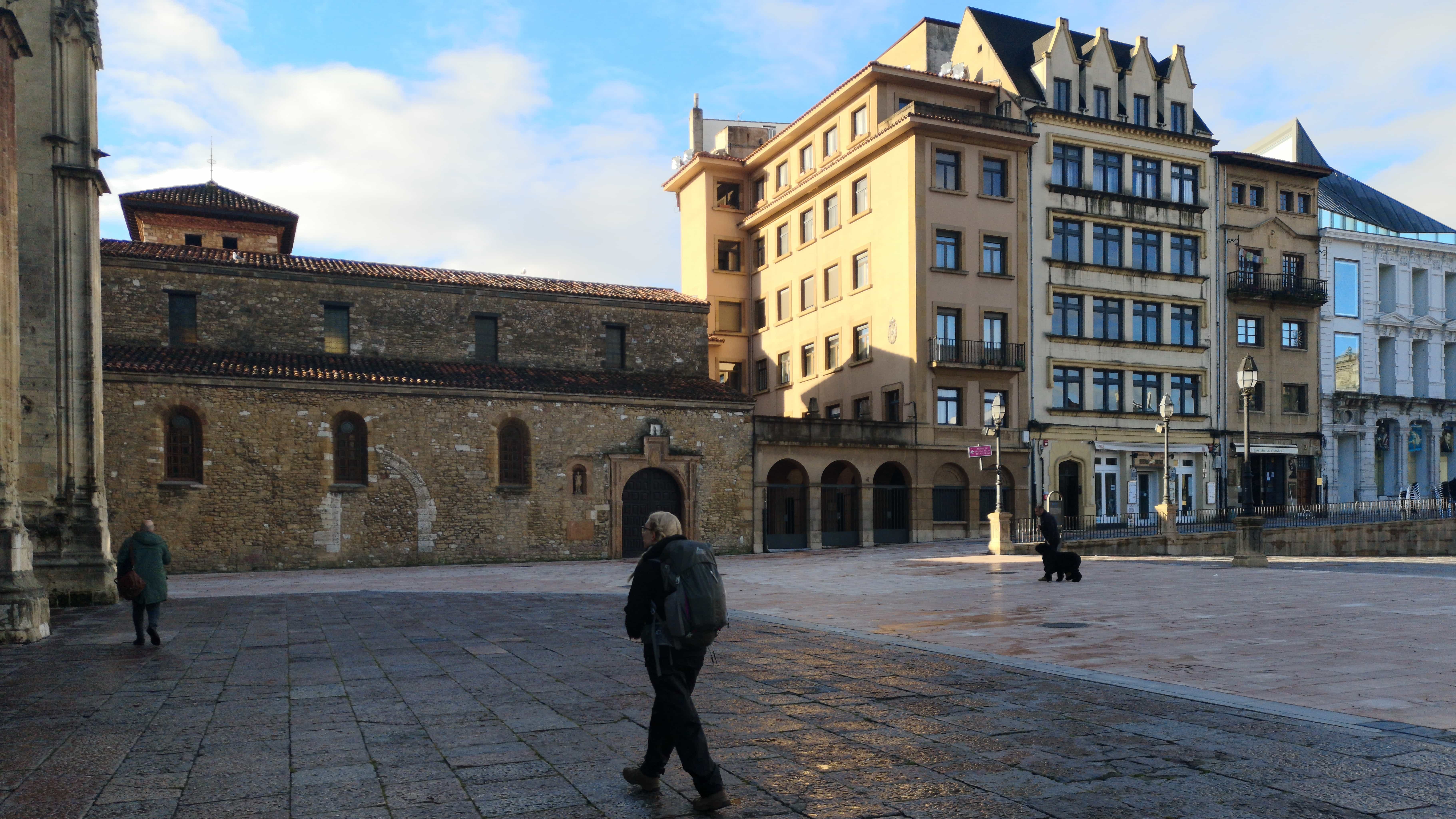 Esther vor der Kathedrale von Oviedo auf dem Camino Primitivo