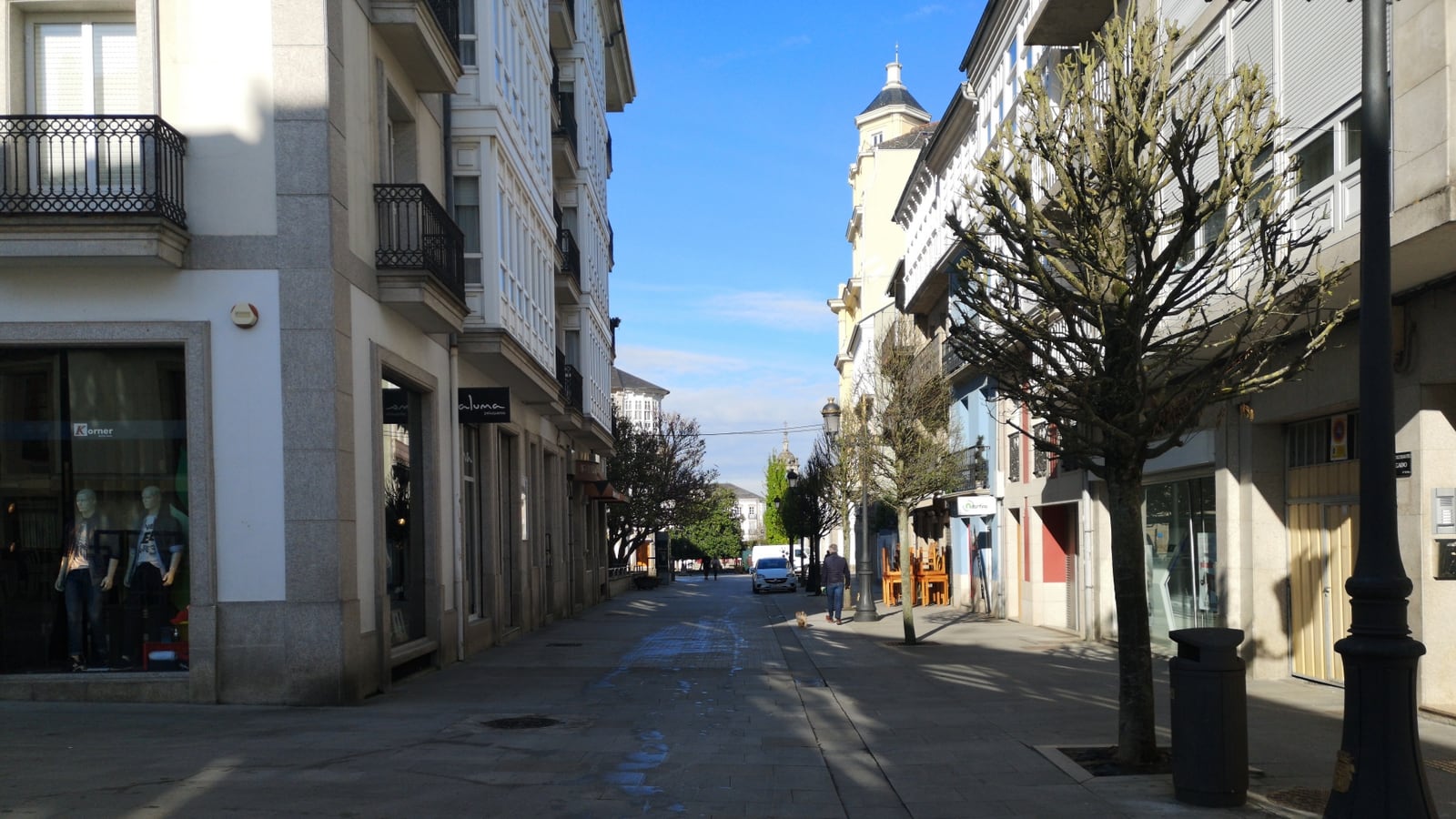 In Lugo ist es heute warm und die Sonne brennt auf uns nieder: Mein Kreislauf mag das gar nicht.