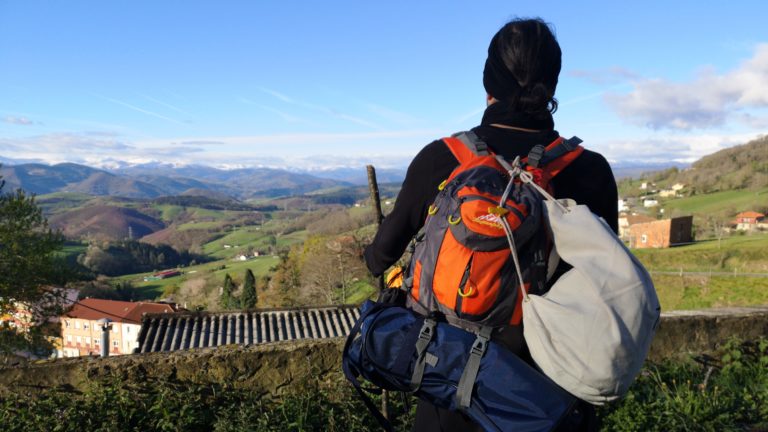 Stefan Schiefer schaut in die Berge