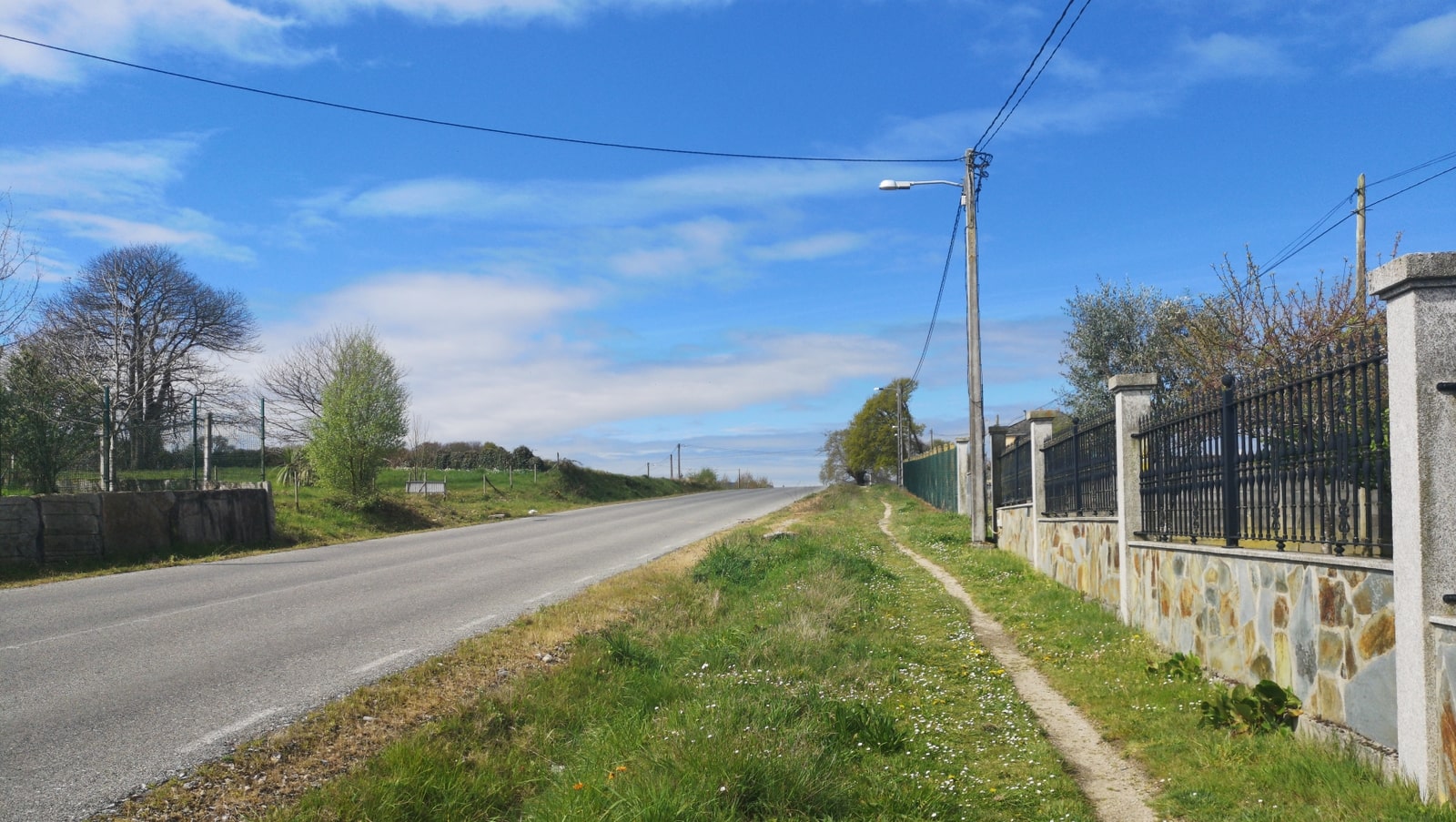 Der Camino Primitivo Weg Richtung Ferraira