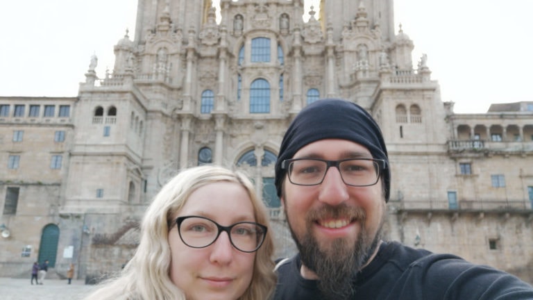 Endlich am Ziel: Stefan und Esther vor der Kathedrale von Santiago de Compostela.