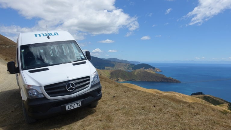 Maui Camper auf dem French Pass in Neuseeland