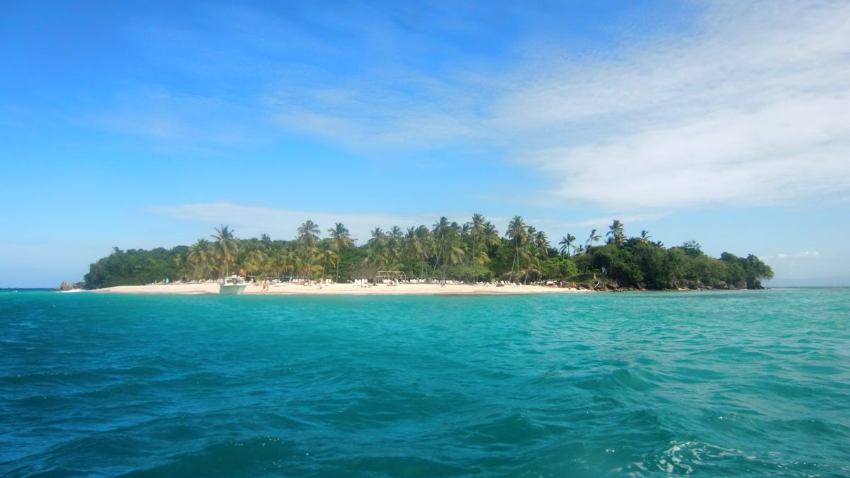 Insel cayo levantado oder Bacardi Island vor Samana in der Dominikanischen Republik mit weißen Strand und Kokospalmen