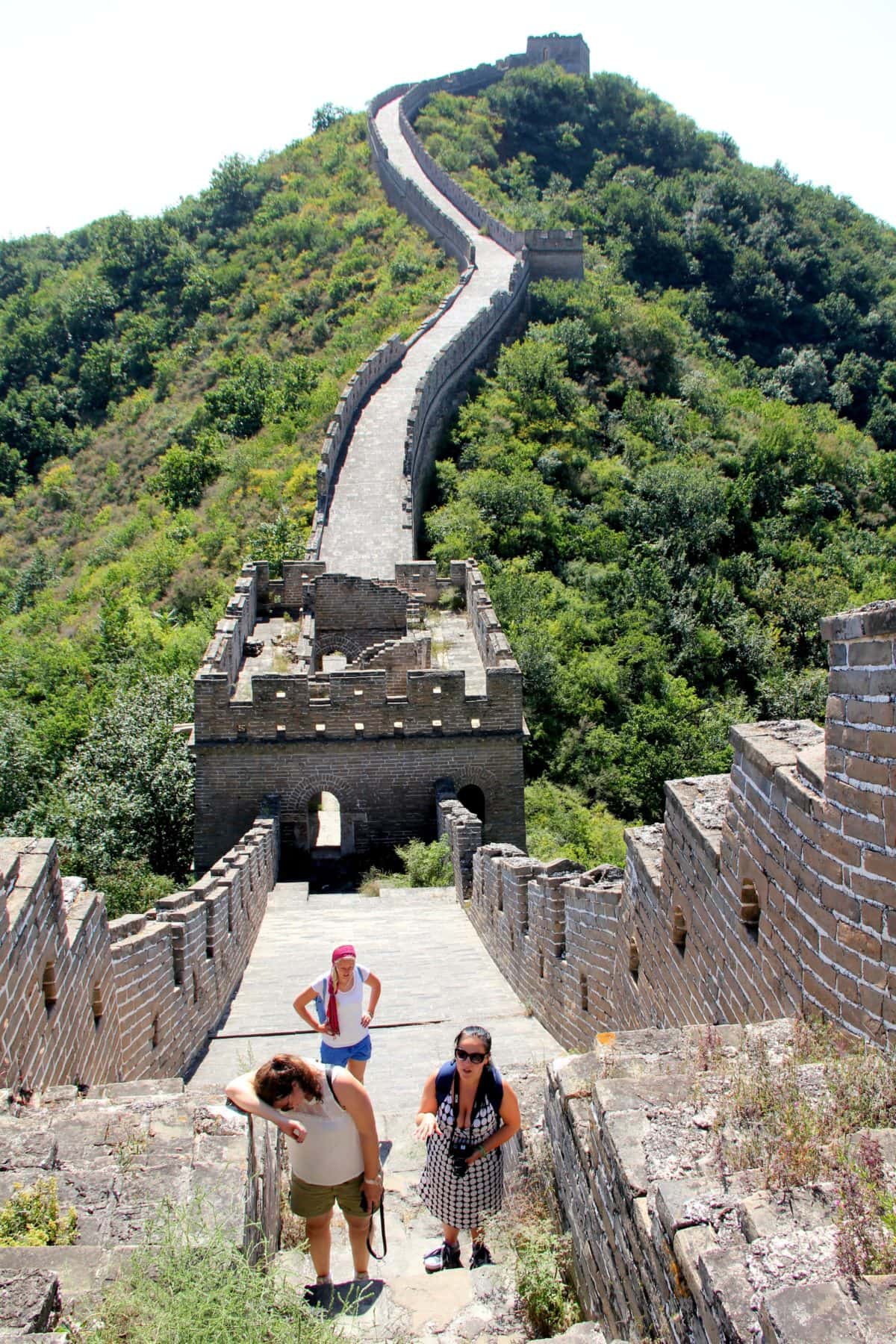 Der Aufstieg auf die chinesische Mauer ist an einigen Stellen sehr beschwerlich