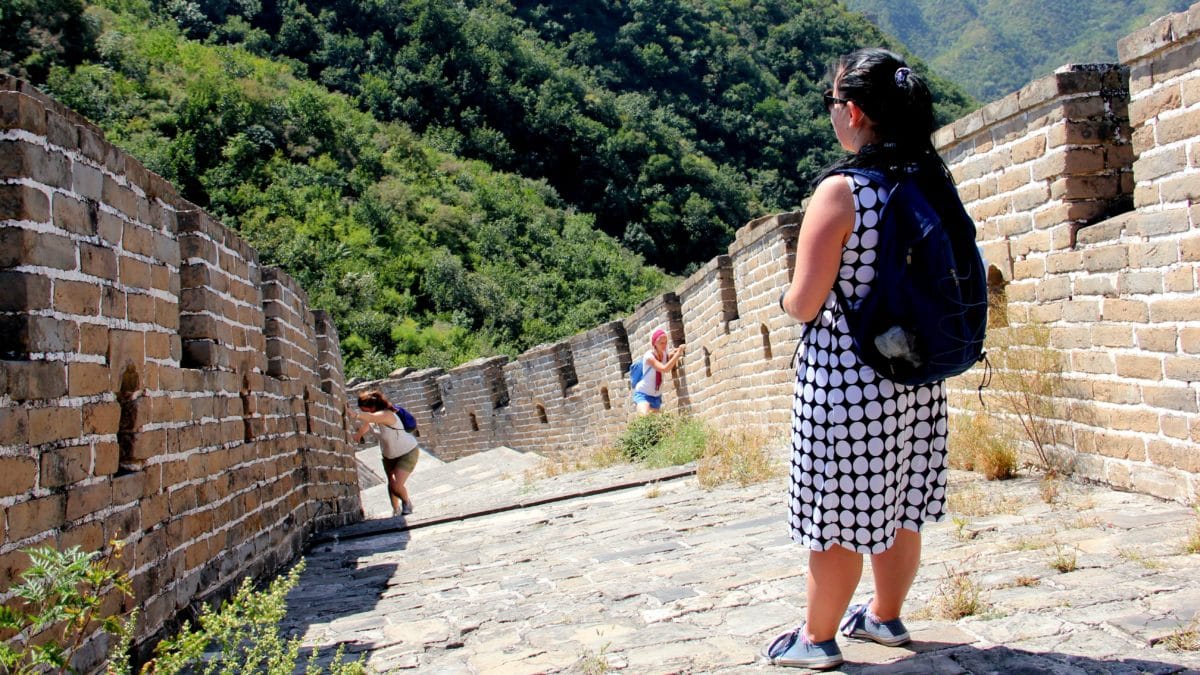 An einigen Stellen muss man regelrecht auf die chinesische Mauer klettern