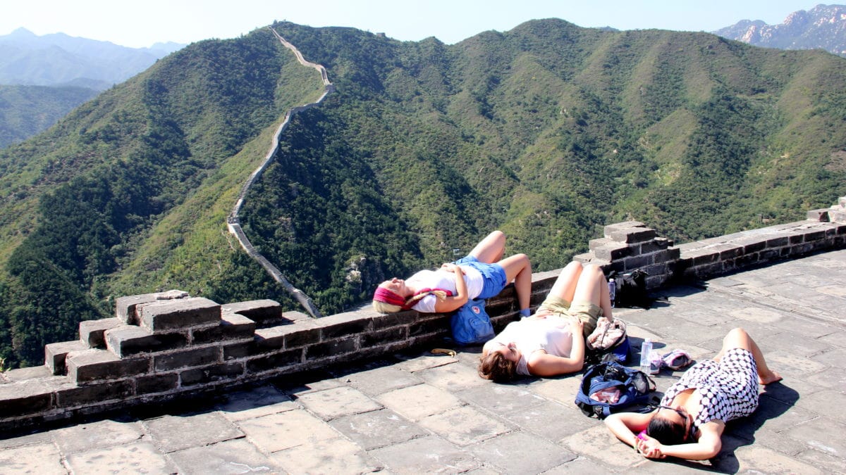 Birte, Maria und Verena haben den Aufstieg auf die chinesische Mauer geschaft