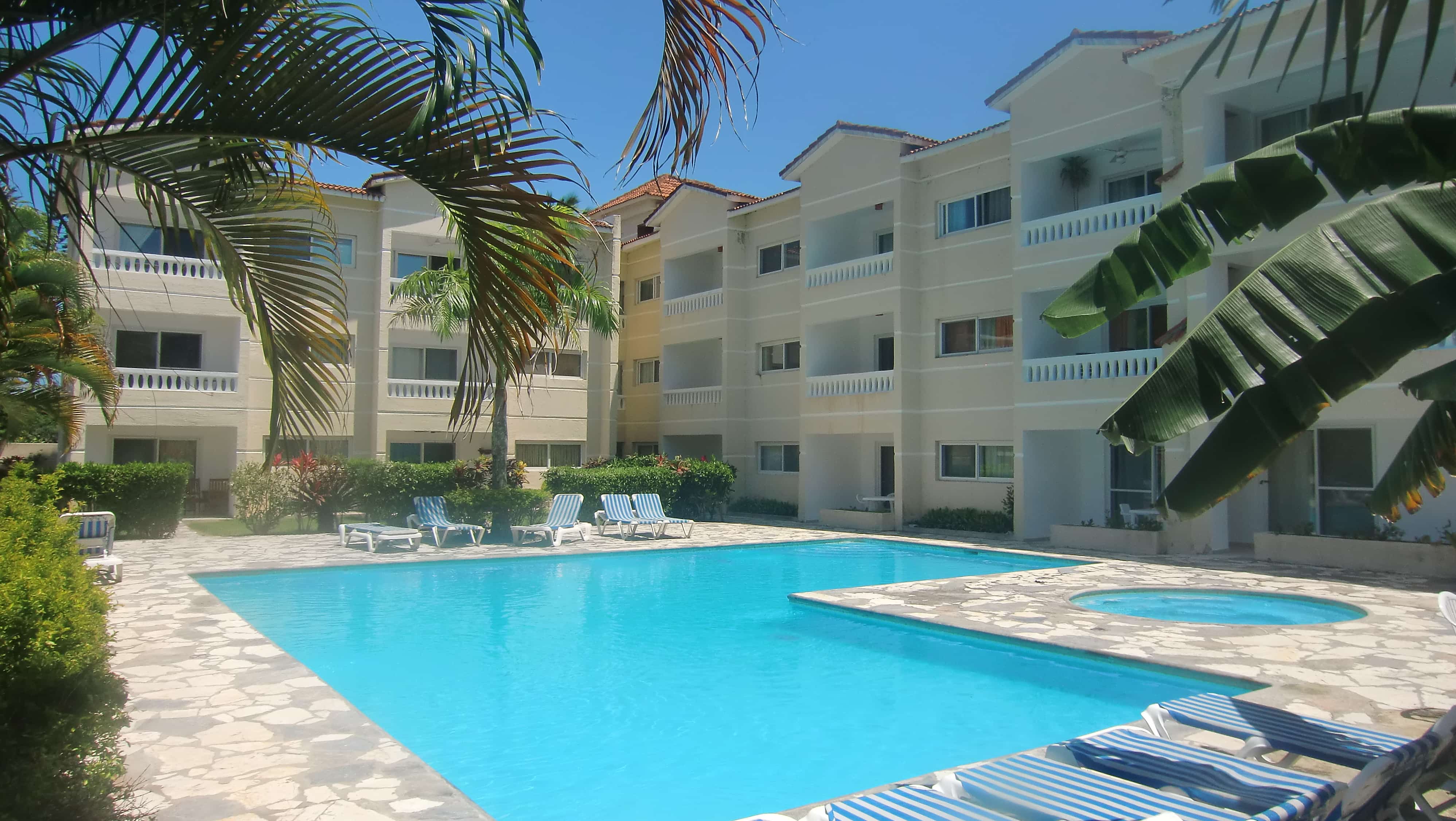 Blick vom Pool auf das Hotel Dulce Vida in Cabarete