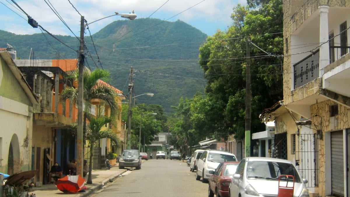 Im Schatten des hohen Berges fand Christopher Columbus 1493 den idealen Ankerplatz. Hier sollte später die Stadt „Puerto Plata“ entstehen.