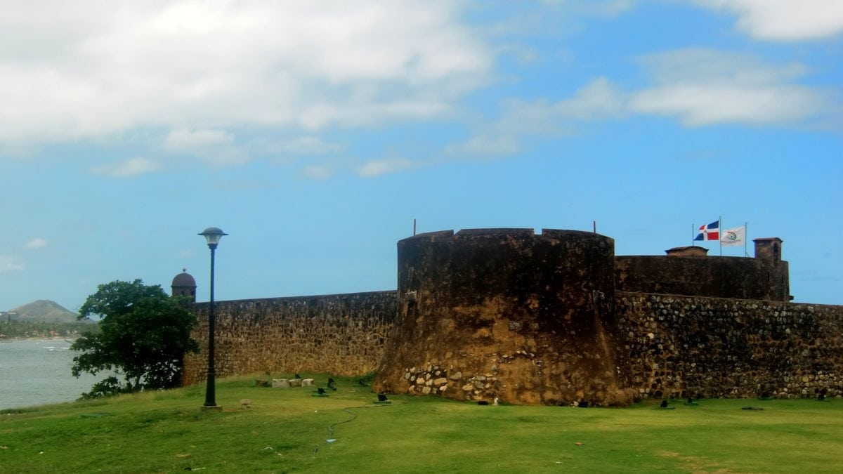 Kurz vor dem Hafen liegt die im 16. Jahrhundert erbaute kleine Festung Fortaleza San Felipe, die schon als Gefängnis diente und heute ein Museum beherbergt.