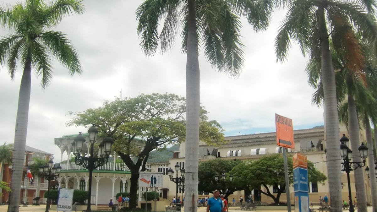 Große Palmen säumen den Parque Central in Puerto Plata