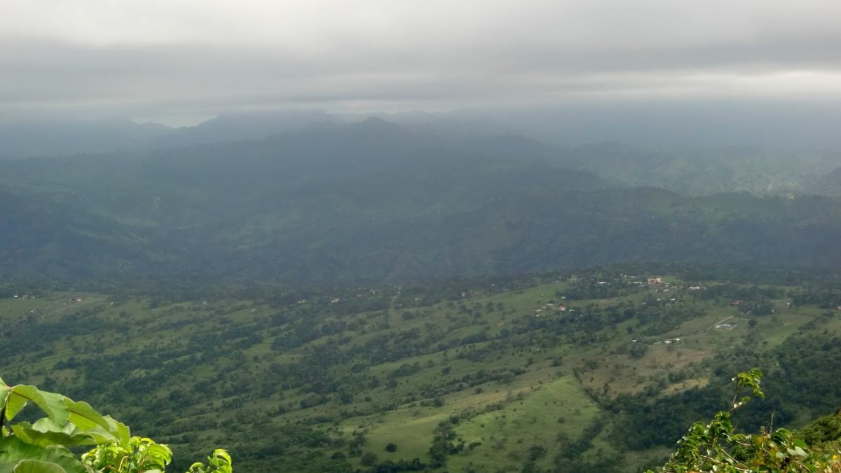 Dicke Wolken hängen über dem Monte Isabel de Torres in Puerto Plata