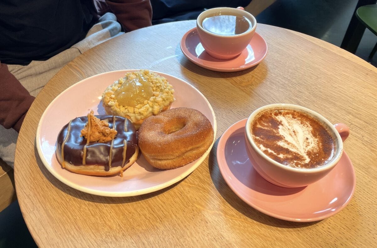 Donuts bei Brammibals sind alle vegan und himmlisch gut. Hier zu sehen Zimt und Zucker, Erdnuss-Schokolade und Apfelstreusel