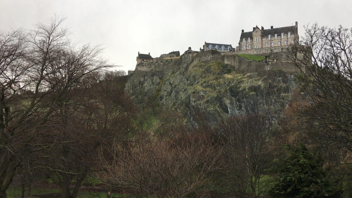 Seitansicht des Edinburgh Castle auf dem Castle Rock