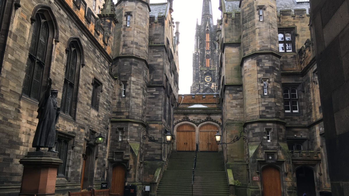 Der Innenhof des New College in Edinburgh mit John Knox Statue